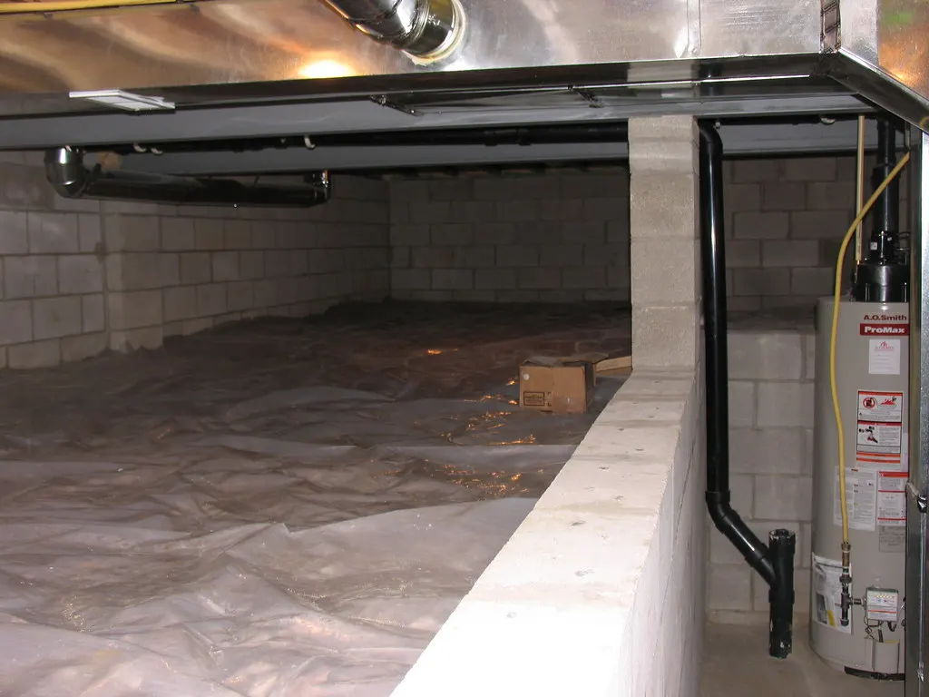 Encapsulated crawl space with liner up the walls